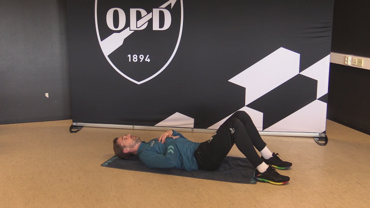 Sit ups hender pa bryst Level 1.MP4